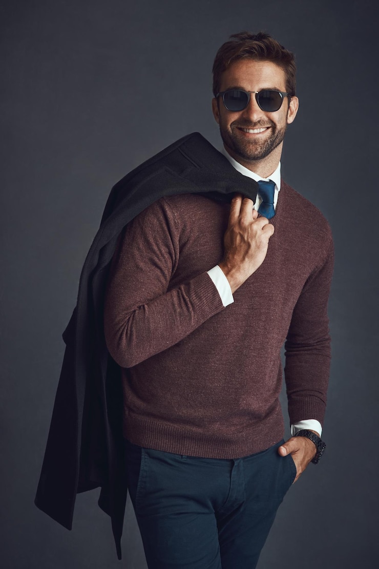 Foto retrato de homem e casaco no ombro para moda em estúdio óculos de sol e roupas profissionais como professor sorriso de pessoa e orgulho com óculos de marca blazer e roupa elegante em fundo cinza