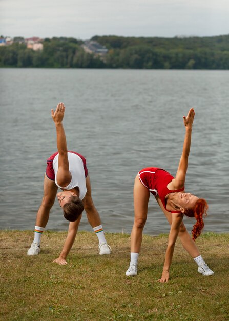 Foto retrato de homem e mulher durante o verão em exercícios estéticos dos anos 80