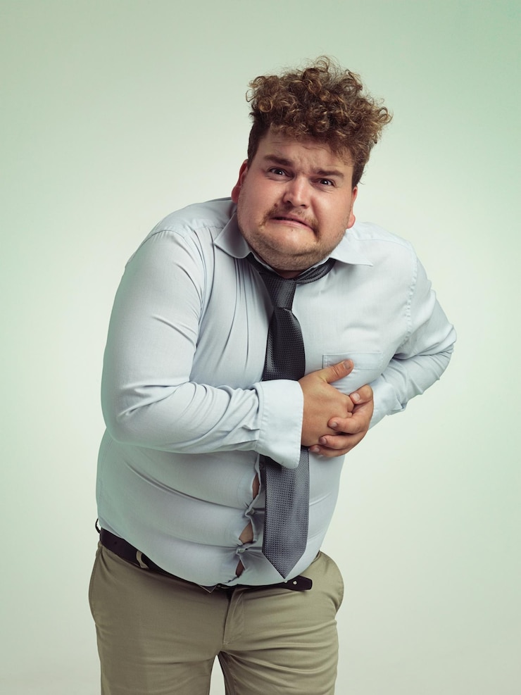 Foto retrato de homem e tamanho maior com ataque cardíaco parada cardíaca ou dor em um fundo de estúdio pessoa masculina frustrada ou modelo grande com dor corporal ou colesterol em peso não saudável no espaço de maquete