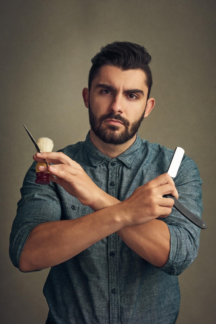 Foto retrato de homem e tesoura com barbeadora reta para cuidados com o cabelo, penteado e cuidado como barbeiro em estúdio pessoa masculina higiene profissional e pessoal para beleza corte de cabelo e barbearia com ferramentas