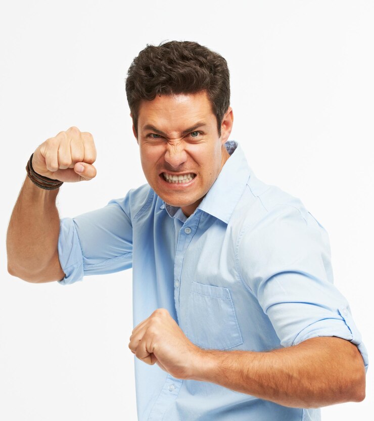 Foto retrato de homem e zangado com soco para violência conflito e agressivo em fundo branco para emoção pessoa masculina levantou o punho e infeliz no estúdio com frustrado em chateado irritado e furioso