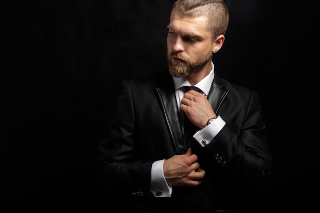 Retrato de homem elegante bonito