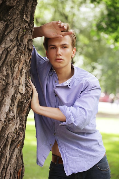 Retrato de homem elegante no parque de verão