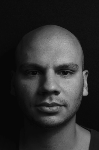 Foto retrato de homem em close-up contra fundo preto