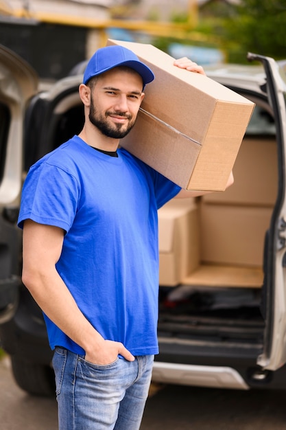 Foto retrato de homem entrega carregando parcela