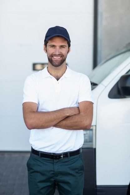 Retrato de homem entrega está posando com os braços cruzados