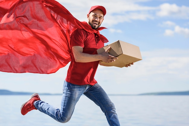 Foto retrato de homem entrega vestindo capa de super-herói