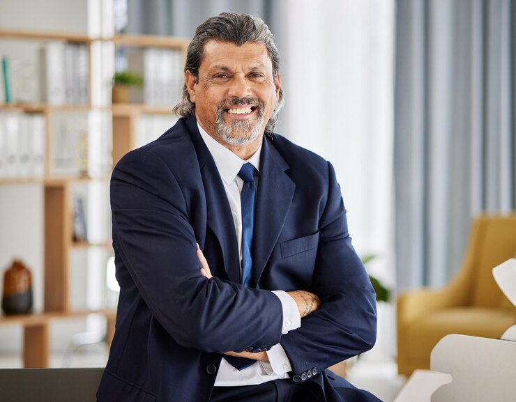 Foto retrato de homem feliz e gerente sênior com confiança em escritório de advocacia advogado no cargo e líder no governo juiz advogado ou empresário com sorriso braços cruzados e experiência em orgulho no trabalho