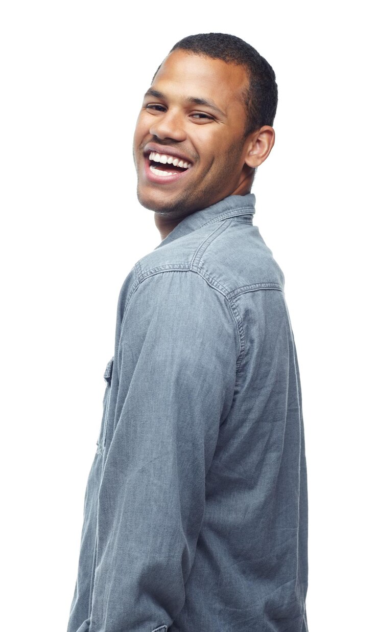 Foto retrato de homem feliz e rindo com moda para estilo jeans ou roupas casuais em um fundo de estúdio branco pessoa masculina excitada hipster amigável ou modelo jovem com sorriso engraçado em roupa elegante