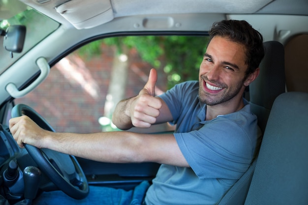 Retrato de homem feliz, mostrando os polegares