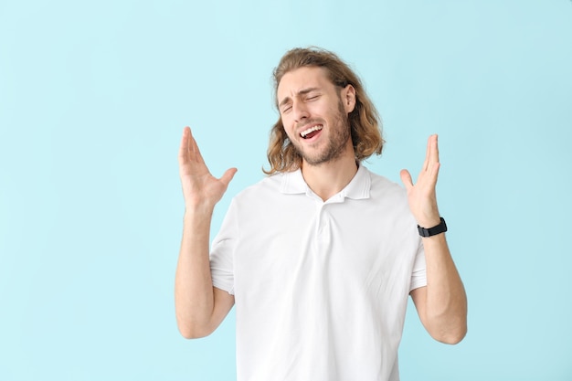 Retrato de homem feliz na cor de fundo