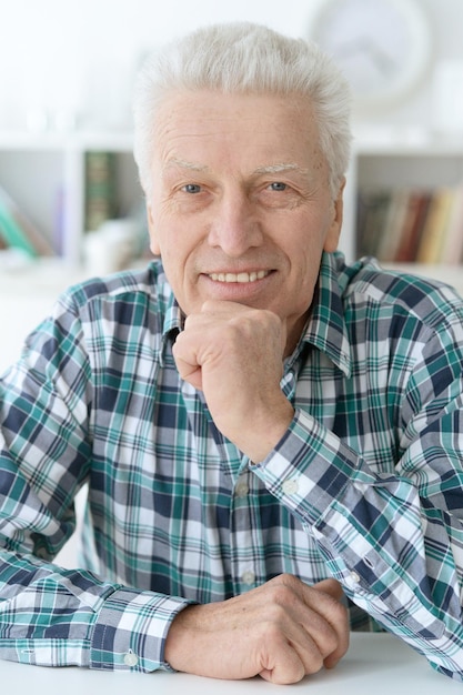 Retrato de homem feliz sênior em casa