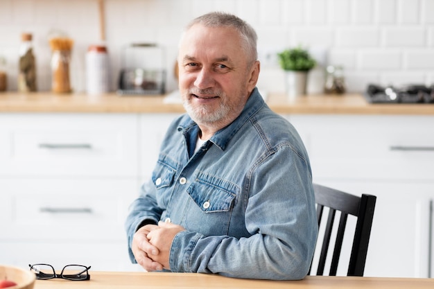 Retrato de homem feliz sênior olhando para a câmera