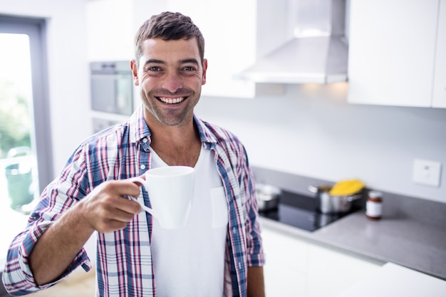 Retrato de homem feliz tomando café