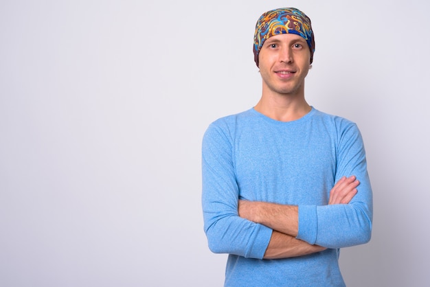 Retrato de homem feliz usando gorro contra o espaço em branco