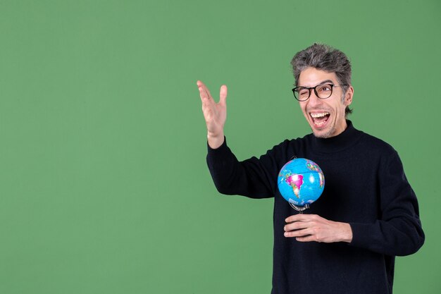 Retrato de homem gênio segurando terra globo verde fundo ar mar professor escola planeta natureza