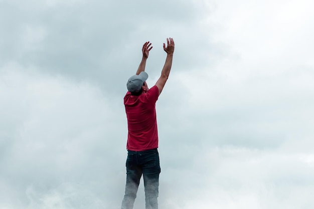 retrato de homem gesticulando no céu e nuvens