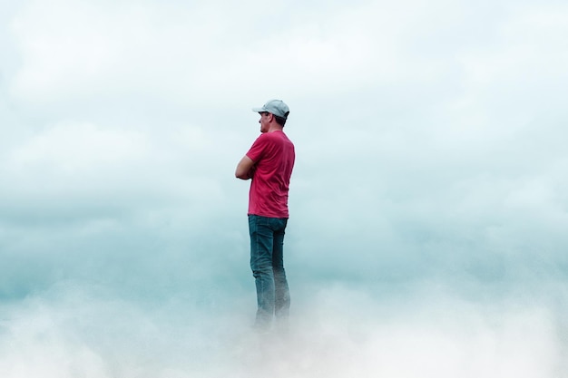 retrato de homem gesticulando no céu e nuvens