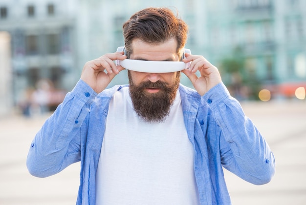 Retrato de homem hipster em fones de ouvido de música fora de homem hipster em fones de ouvido de música