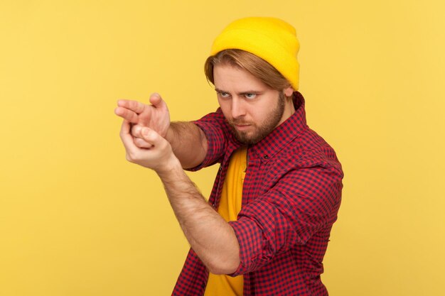 Retrato de homem hipster emocional em fundo amarelo