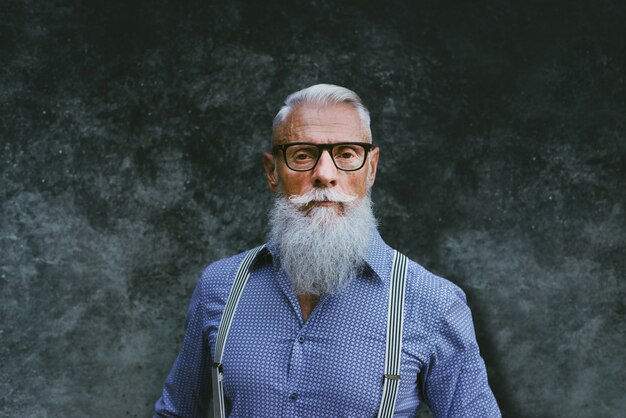 Retrato de homem hipster sênior