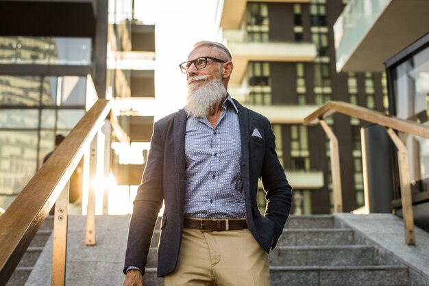 Retrato de homem hipster sênior