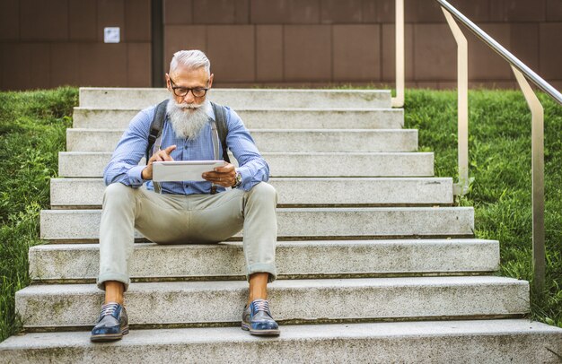 Retrato de homem hipster sênior