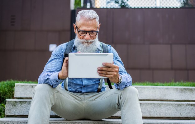 Retrato de homem hipster sênior