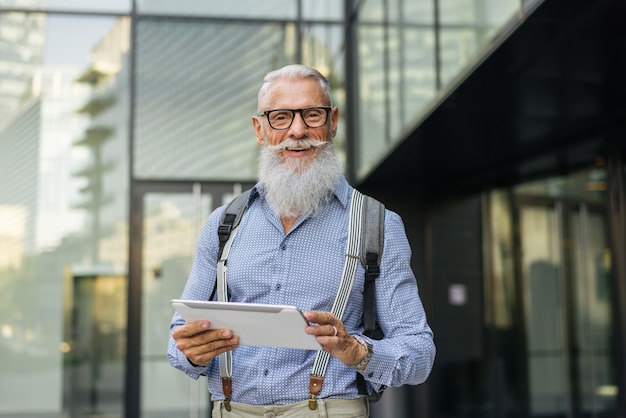 Retrato de homem hipster sênior