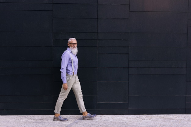 Retrato de homem hipster sênior