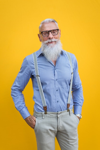 Retrato de homem hipster sênior