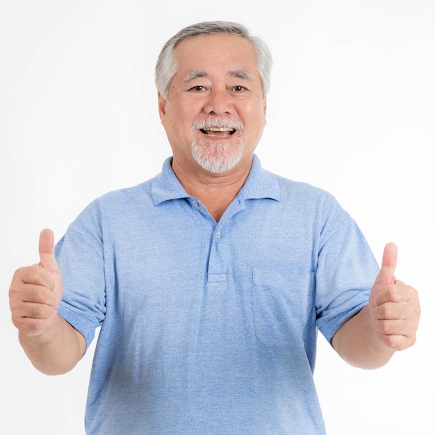 Retrato de homem idoso asiático, homem idoso, sentir-se feliz, boa saúde, isolado no fundo branco - conceito masculino sênior de estilo de vida