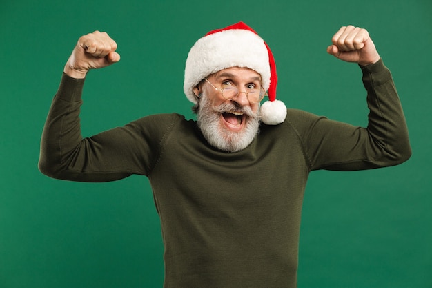 Foto retrato de homem idoso barbudo com chapéu de papai noel