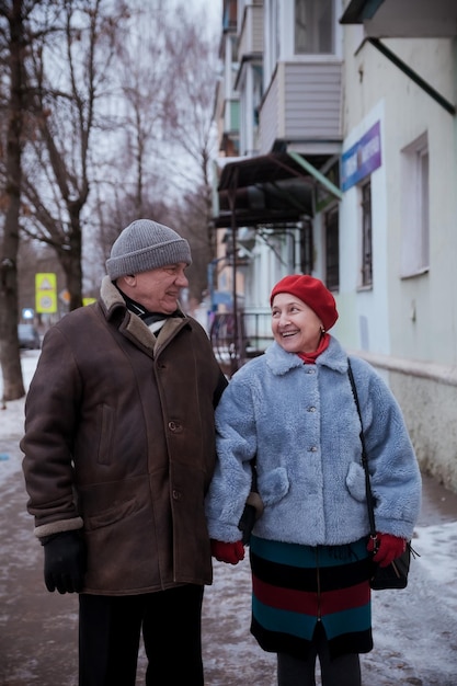 Retrato de homem idoso com esposa madura na rua da cidade de inverno