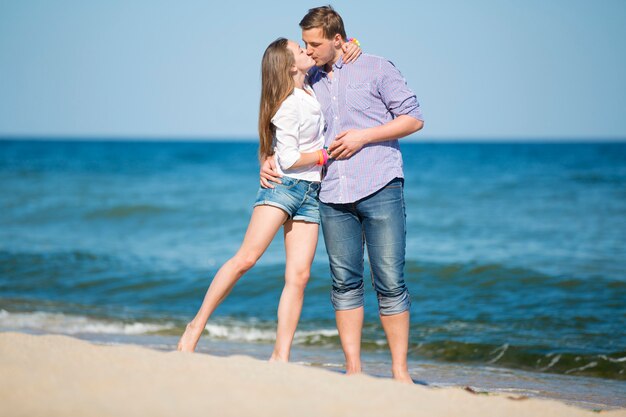 Retrato, de, homem jovem, e, mulher, beijando, ligado, um, praia