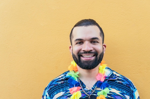 Retrato de homem latino no carnaval de rua