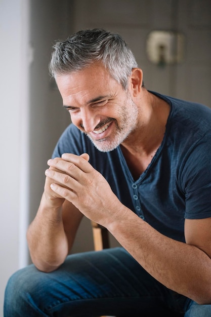 Retrato de homem maduro feliz em casa