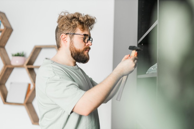 Retrato de homem montando móveis Faça você mesmo montagem de móveis em casa