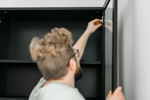 Retrato de homem montando móveis Faça você mesmo montagem de móveis em casa