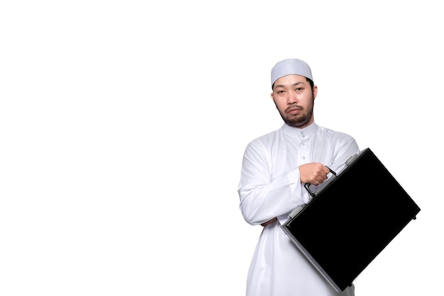 Retrato de homem muçulmano bonito inteligente em fundo brancoconceito de festival do ramadãhomem islâmico segurando a bolsa de um homem de negócios em um fundo branco