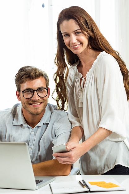 Retrato, de, homem mulher, usando telefone móvel, em, escritório