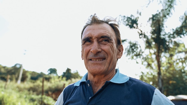 Retrato de homem na fazenda no fundo do céu