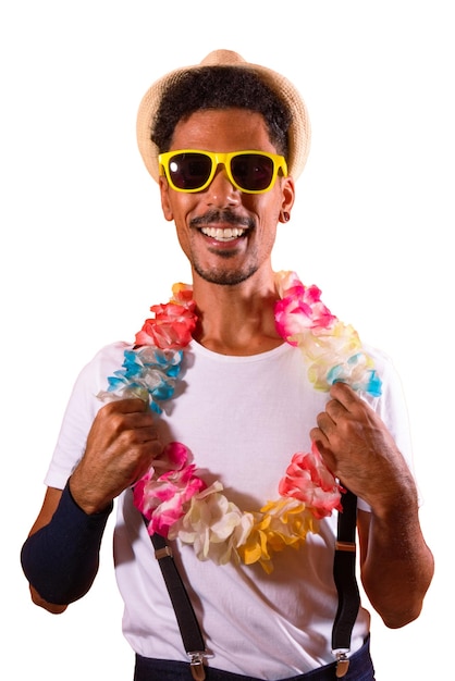 Foto retrato de homem negro com adereços de carnaval isolados em fundo laranja