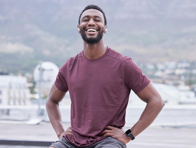 Foto retrato de homem negro e relaxe com sorriso na cidade feliz orgulho e confiança com mentalidade positiva fitness jovem afro-americano e cara sendo moderno ousado e casual ao ar livre com felicidade