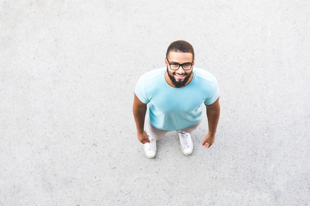 Retrato de homem negro. tiro na cabeça