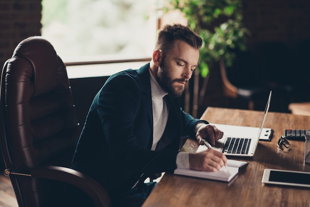 Retrato de homem no escritório