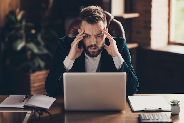 Retrato de homem no escritório