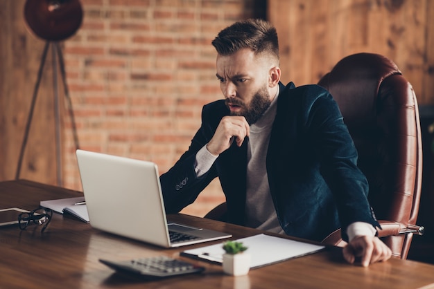 Retrato de homem no escritório