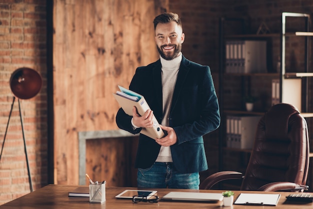 Retrato de homem no escritório