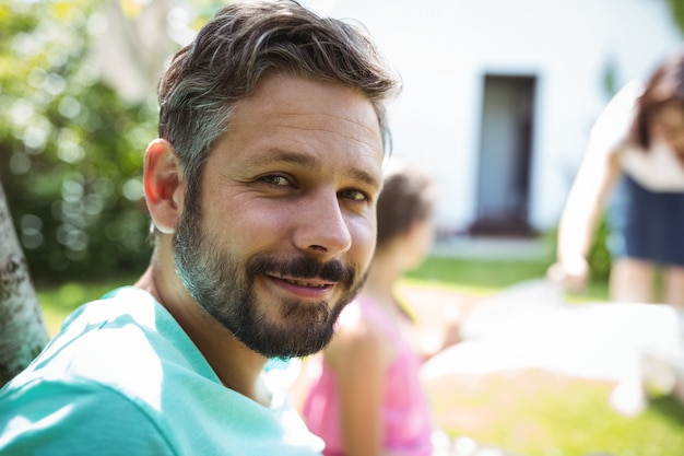 Retrato de homem no jardim